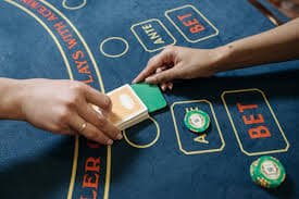 Người chơi Việt Nam xem khuyến mãi mmoo game trên điện thoại di động