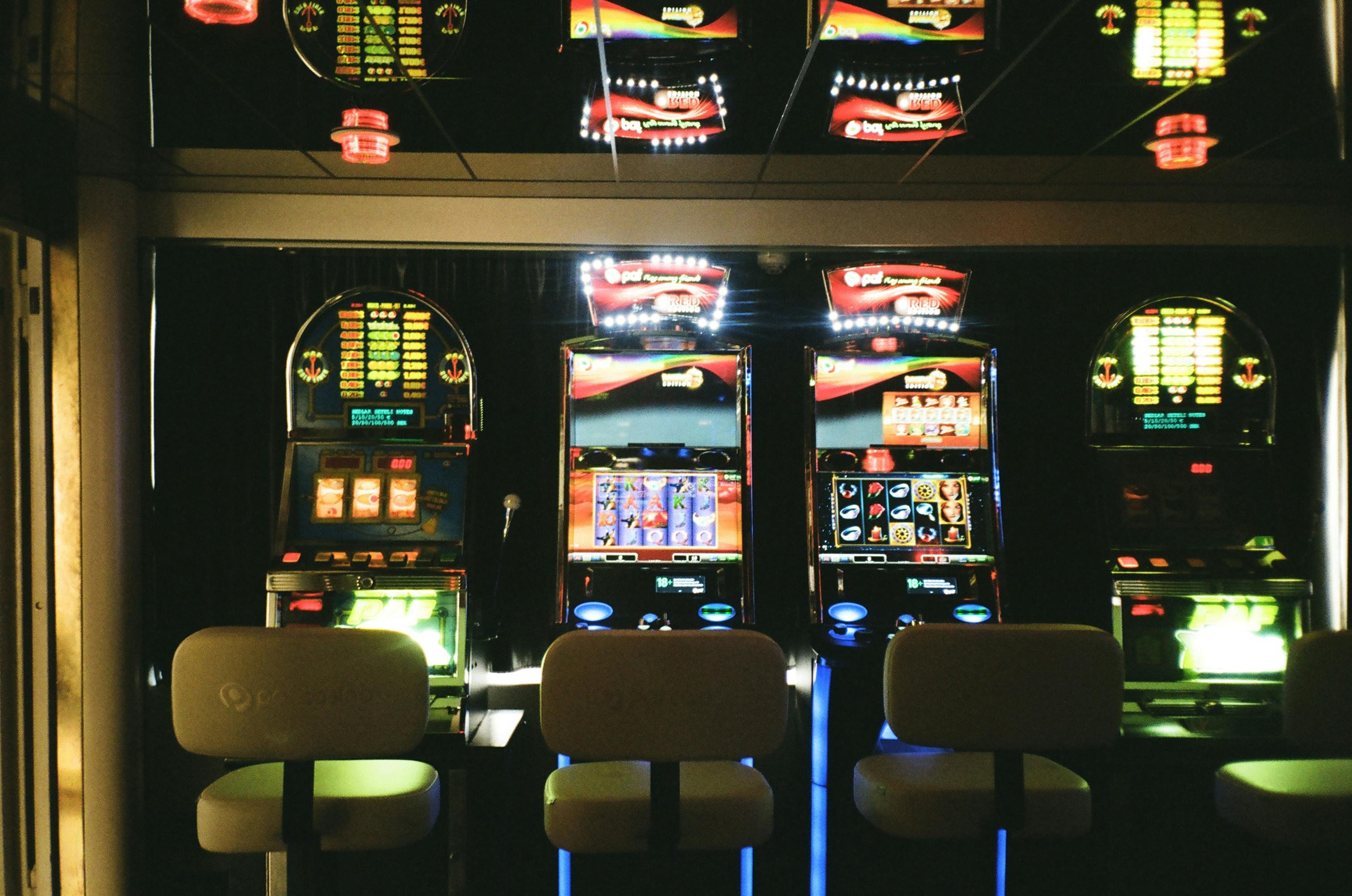 Dealer trực tiếp tại bàn Live Casino mmoo game dành cho người chơi Việt Nam